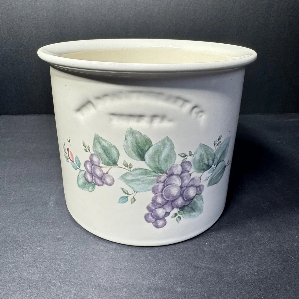 Pfaltzgraff Yorktowne Grapevine Stoneware Crock 1 Quart Utensil Holder‎ Planter